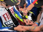 Rossi signing the arm...